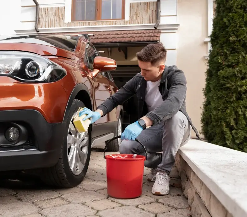 Lavage auto à domicile Ardenay-sur-Mérize : professionnel intervenant sur un véhicule